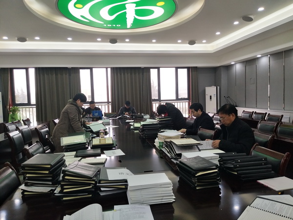 教研組長檢查教案現場照片.jpg