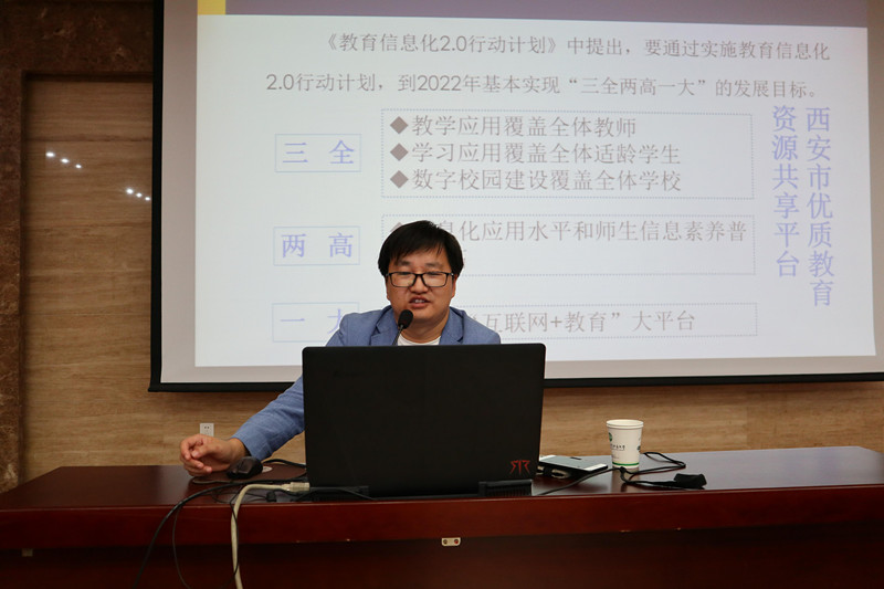何志峰老師認(rèn)真講解.jpg