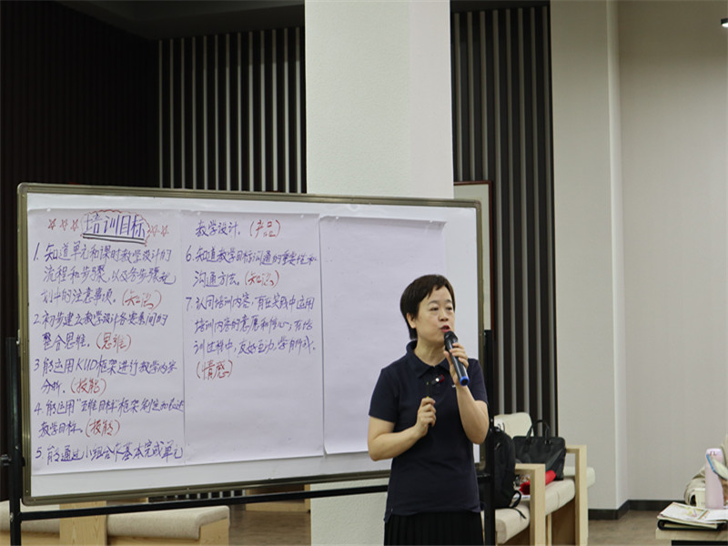 姜芳老師進行講解.JPG