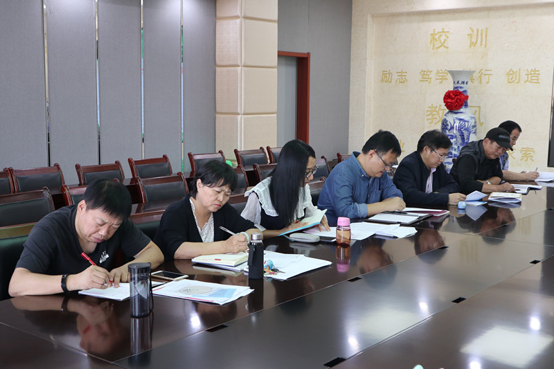 各教研組長(zhǎng)認(rèn)真記錄_副本.jpg