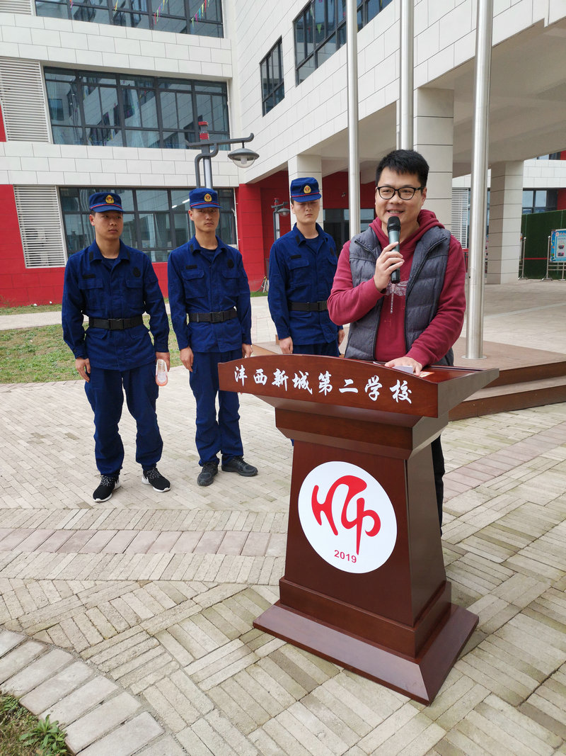 總務處主任李磊做開場介紹1.jpg