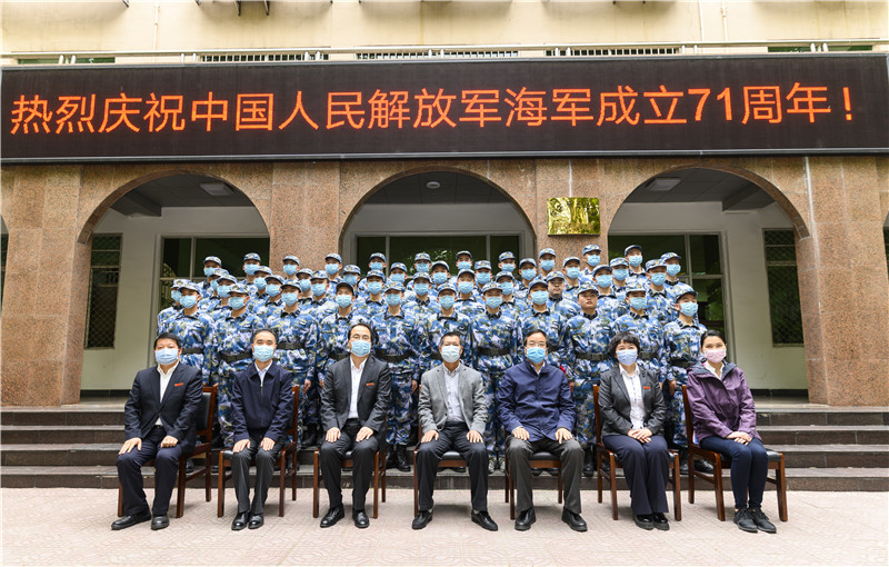 18出席活動的領導和海航班學生合影.jpg
