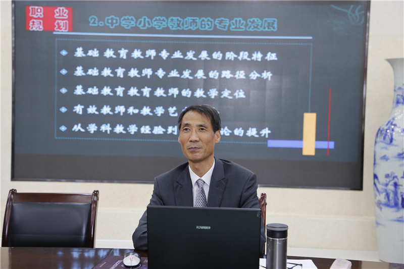 我校許景敏老師做報(bào)告.jpg