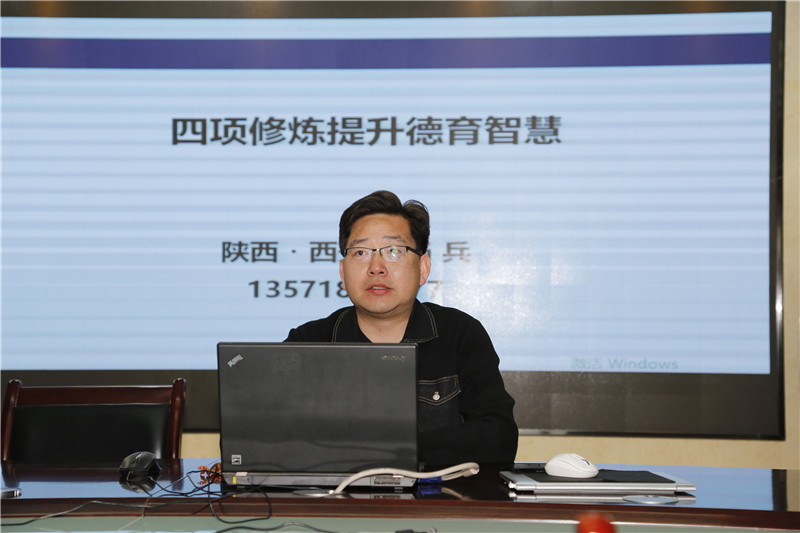 我校楊兵老師做報(bào)告.jpg