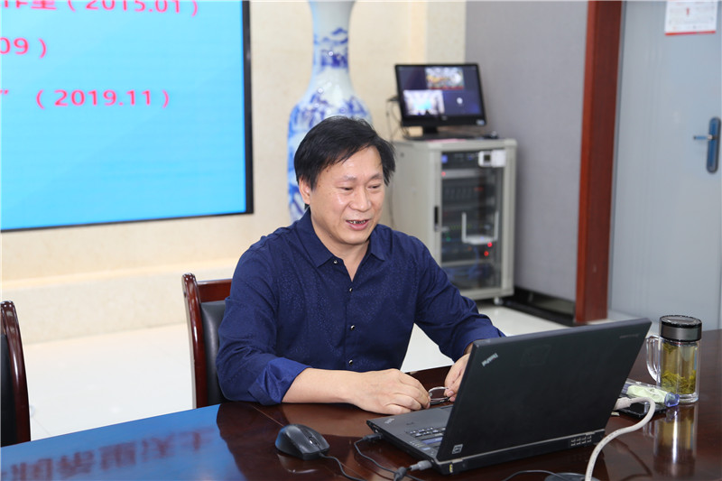 我校李濤老師做報(bào)告.jpg