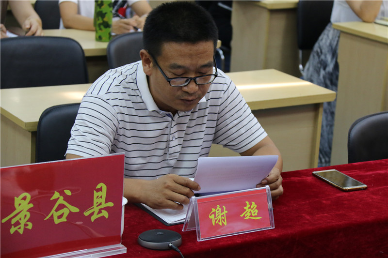 景谷縣教育局副局長(zhǎng)謝超發(fā)言.jpg