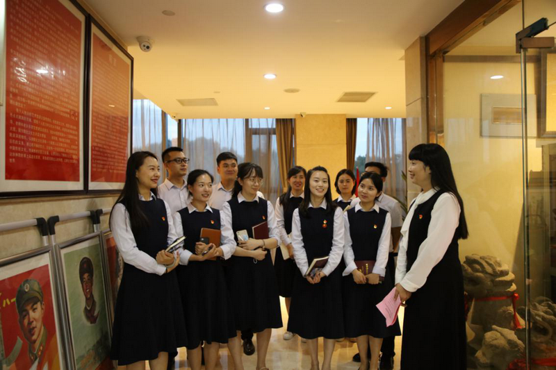 黨員們和權小紅書記在進行思想交流.png