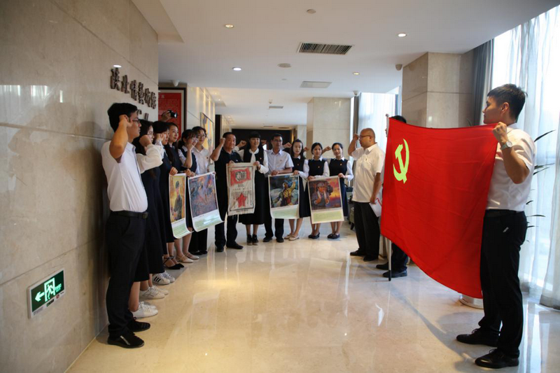 黨員們在宣傳委員張炳勇同志的帶領下重溫入黨誓詞.png
