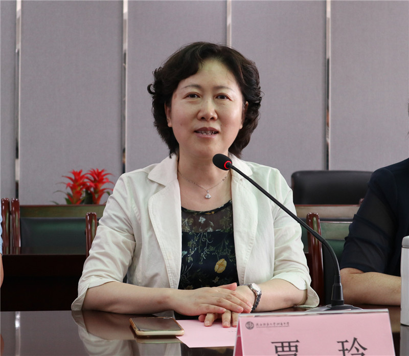 6西安市教科所副所長賈玲進行點評.jpg