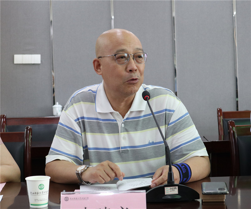 7雁塔區語文教研員史建義進行點評_副本.jpg