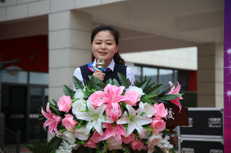 4、徐茜老師回顧學生成長足跡.JPG