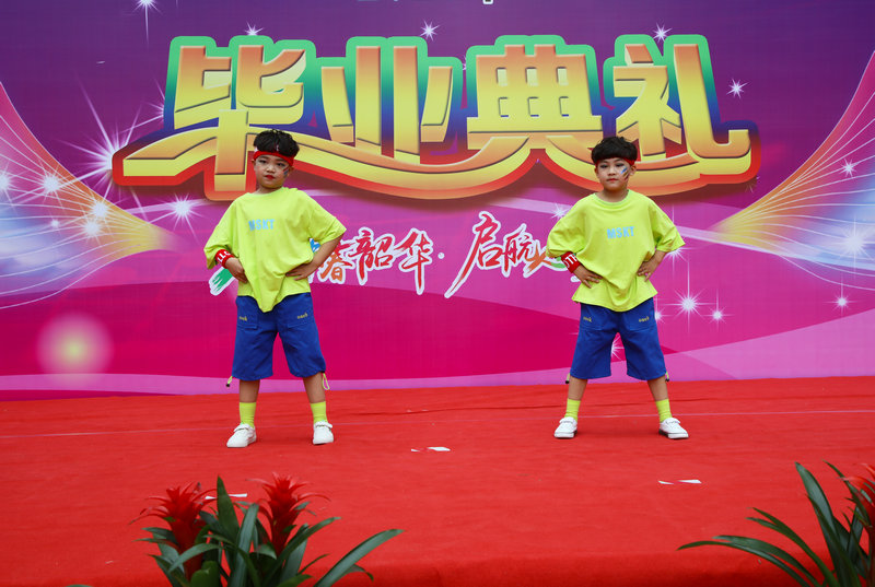 6、二年級學生表演舞蹈《陽光男孩.jpg