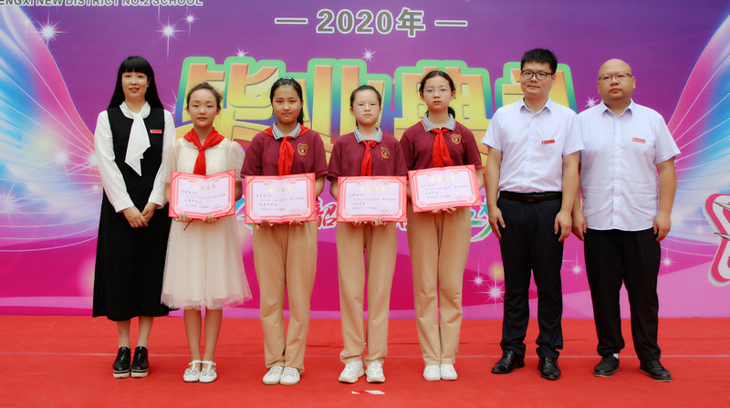 10、校領導為學生頒發榮譽證書.jpg