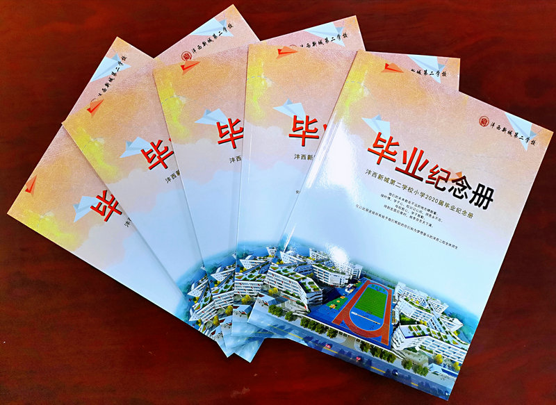 11、一本本畢業紀念冊.jpg