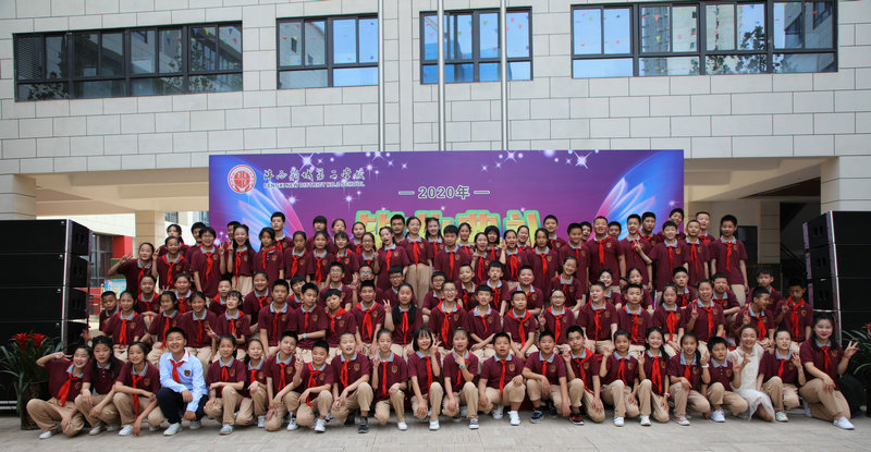 12、六年級學生在畢業典禮結束后合影留念.JPG