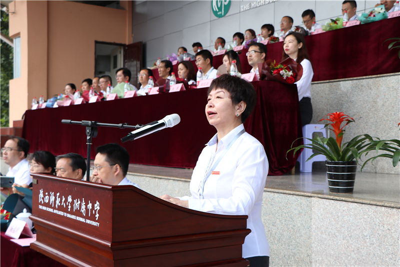 28.高麗文副校長(zhǎng)宣讀 上一學(xué)年 榮獲省、市、區(qū)級(jí)優(yōu)秀學(xué)生干部、三好學(xué)生及先進(jìn)班集體名單.jpg
