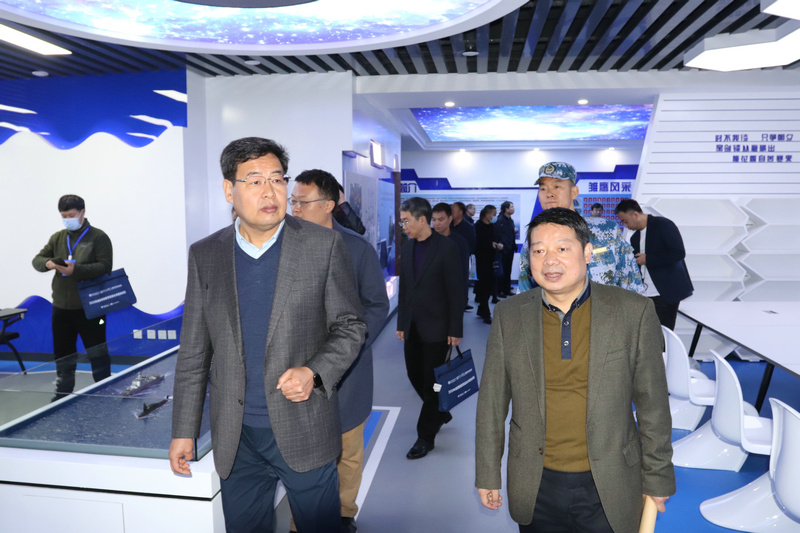 2領(lǐng)導參觀海航班心品室.JPG