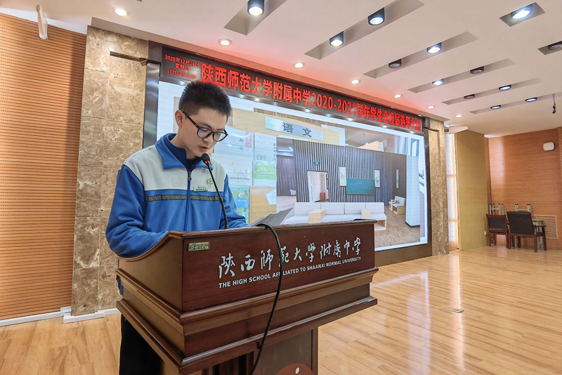 學生會主席楊以哲做工作總結.jpg