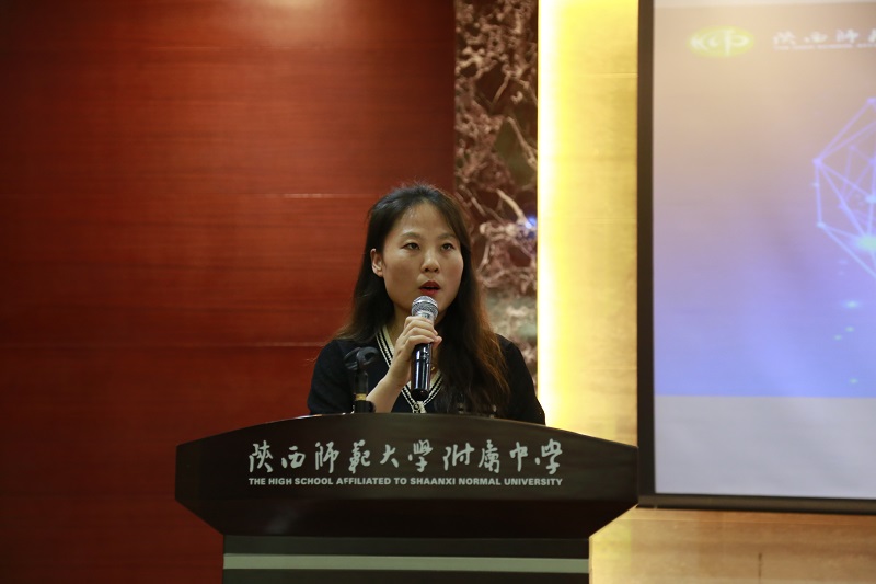 圖1：政教處副主任鮑青青主持報(bào)告會(huì).jpg