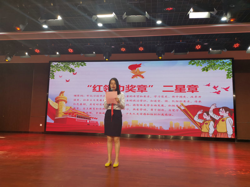 團(tuán)委陳靜文老師宣讀”紅領(lǐng)巾獎?wù)隆岸钦旅麊?jpg