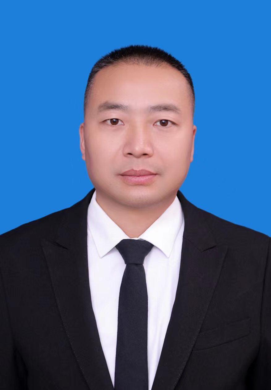 劉輝校長證件照.jpg