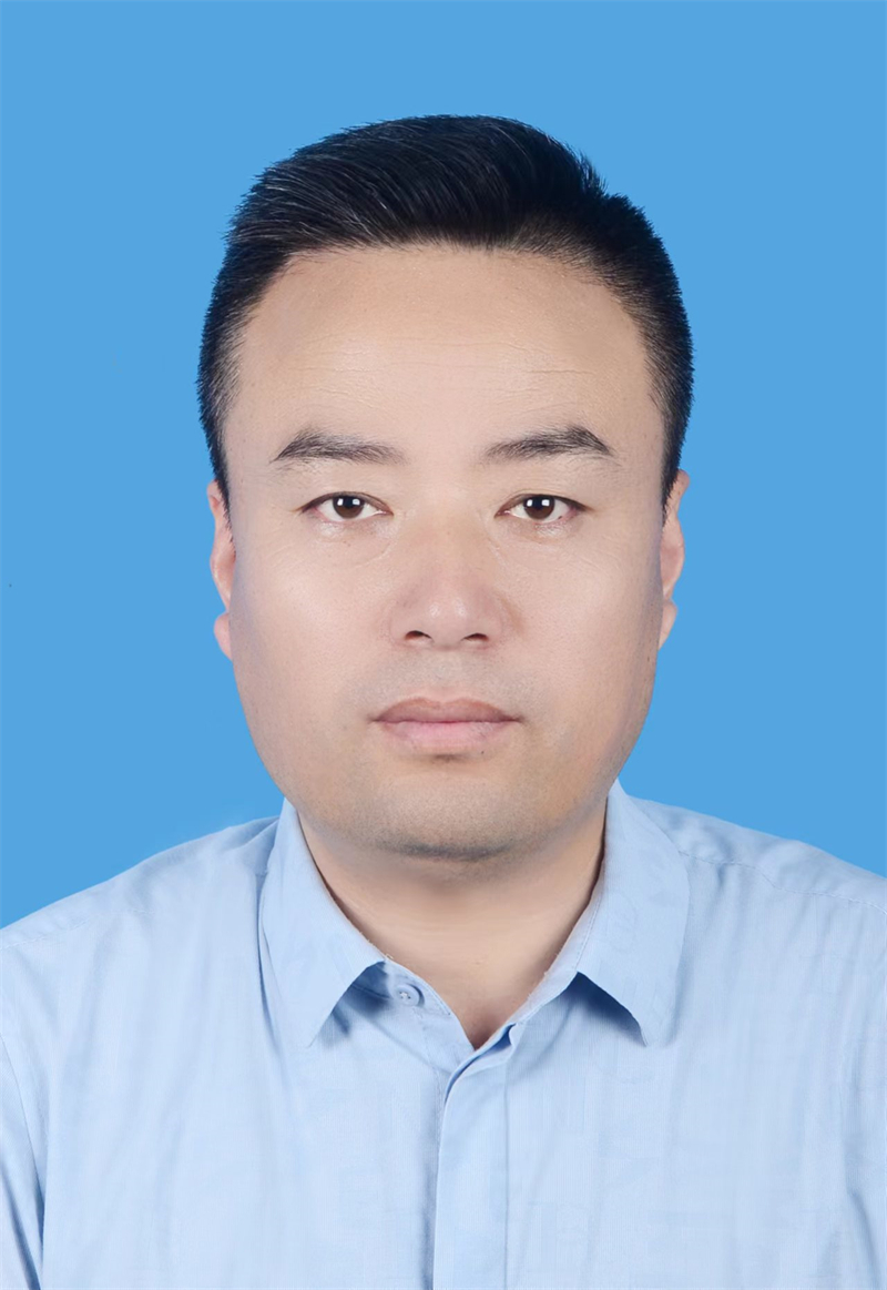 張輪庫校長證件照.jpg