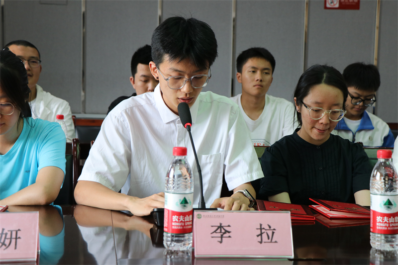 6 校友聯絡員代表李拉發言.jpg