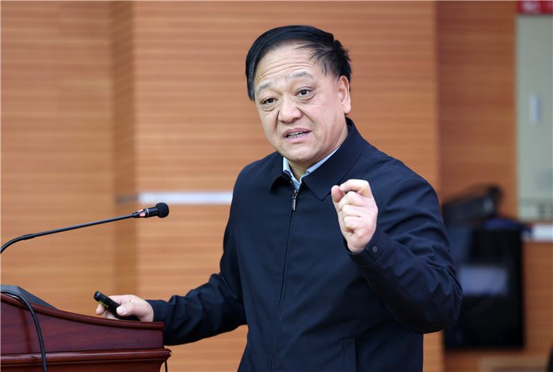 陜西師大現(xiàn)代教學(xué)技術(shù)教育部重點(diǎn)實(shí)驗(yàn)室主任胡衛(wèi)平做報(bào)告_副本.jpg